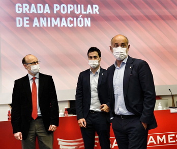 Elizegi con el directivo Iker Goñi y Javi Hucha, responsable de atención al socio.