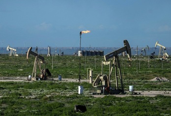 Fotografía tomada el 23 de abril de 2020 en los pozos de bombeo que operan cerca de Loco Hills, en Nuevo México, EEUU.