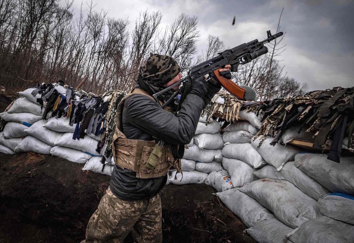 Ukrainar soldadu bat, tiroka Jarkiv inguruko lubaki batean.