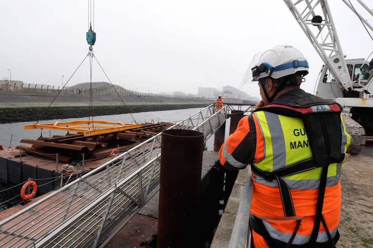 Trabajadores levantan una protección frente al mar en la central nuclear francesa de Gravelines.