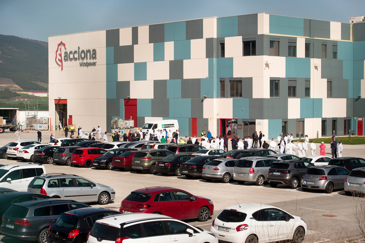 Trabajadores concentrados en el exterior de una planta de Acciona.