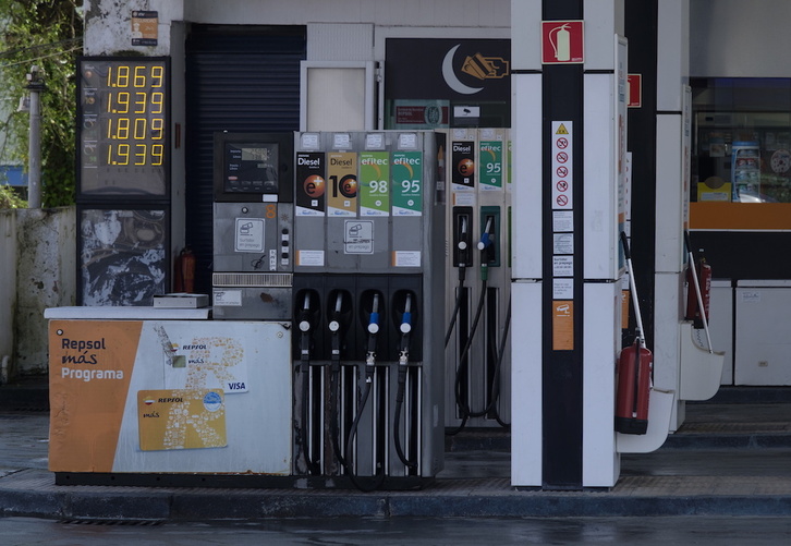 Precios en un surtidor de gasolina en Irun.