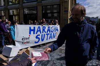 Ganaderos han regalado carne en Donostia para denunciar la crítica situación del sector.