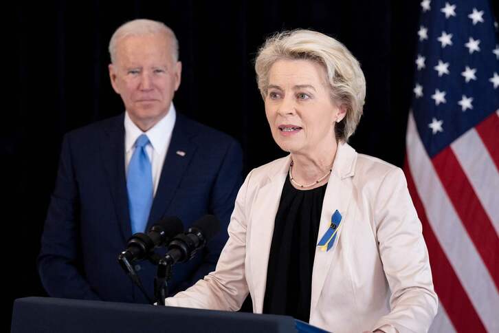 Joe Biden observa a Ursula von der Leyen en la rueda de prensa conjunta del 25 de marzo.