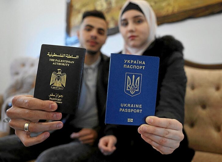 Viktoria Breij eta Ibrahim Saidam, Gazan, euren pasaporteak erakusten. 