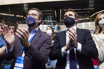 El futuro presidente del PP, Alberto Núñez Feijóo y el presidente saliente, Pablo Casado.