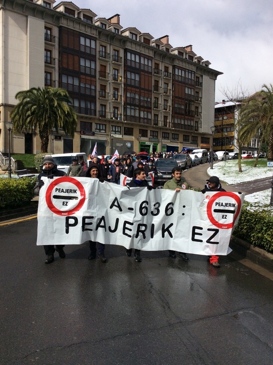 Manifestación convocada por Hiru y A-636 Beasain-Bergara Peajerik Ez para mostrar su oposición al peaje de Deskarga.