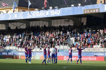 Los azulgranas celebran el triunfo de la semana pasada contra el Lugo con su afición.