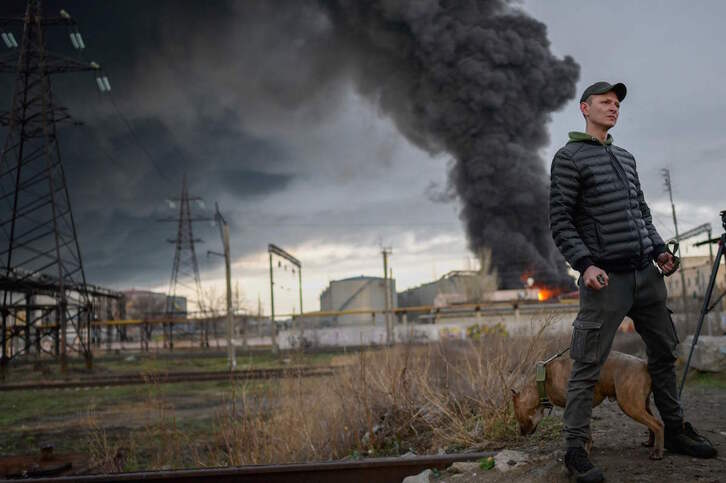 Un hombre junto a la refinería de Odessa que ha sido bombardeada en un ataque atribuido a fuerzas rusas. 