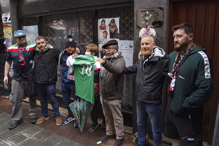 Cork City taldeko jarraitzaileak Iñigoren gurasoekin, Manu Cabacas eta Fina Liceranzu.