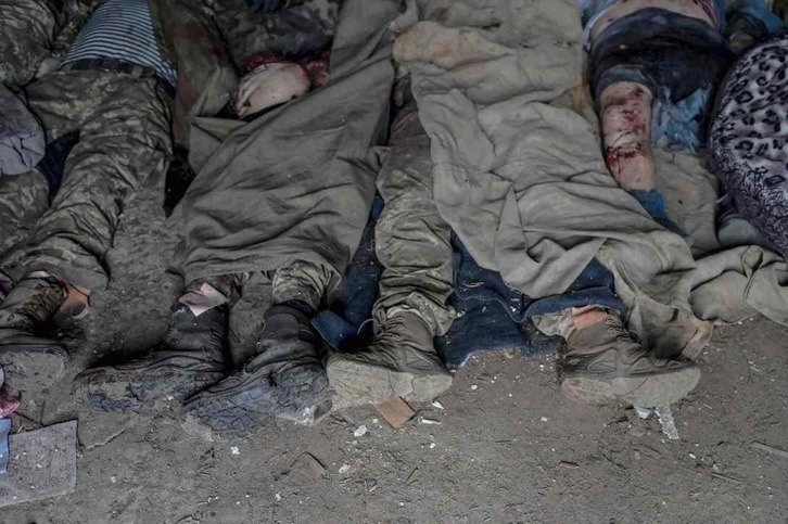 Cuerpos civiles y de soldados yacen amontonados en la morgue de la ciudad de Mykolaiv, junto al mar Negro.