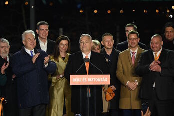 Viktor Orban celebra su victoria, rodeado por compañeros de partido.