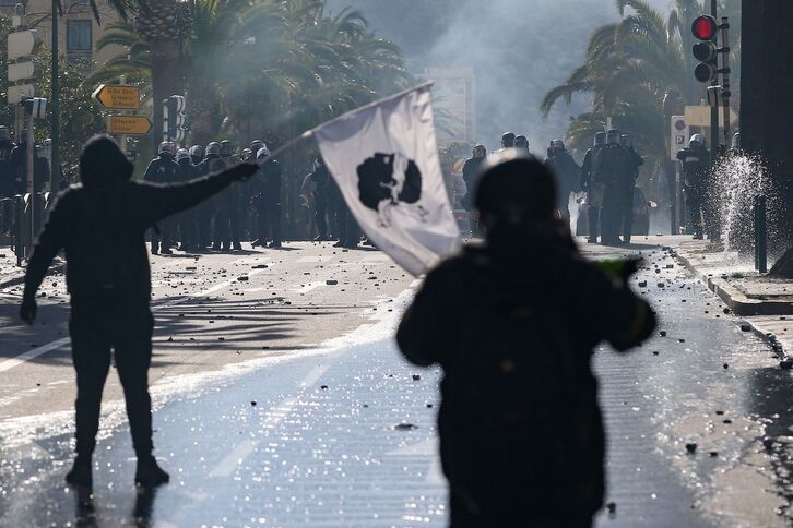 Un manifestante frente a los antidisturbios en Aiacciu.