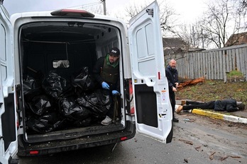 Los servicios funerarios recogen cadáveres de las calles de Bucha, suburbió de la conurbación de Kiev.