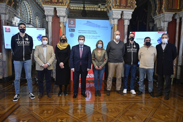 Momento de la presentación de las obras del polideportivo de Artxanda en el Ayuntamiento de Bilbo.