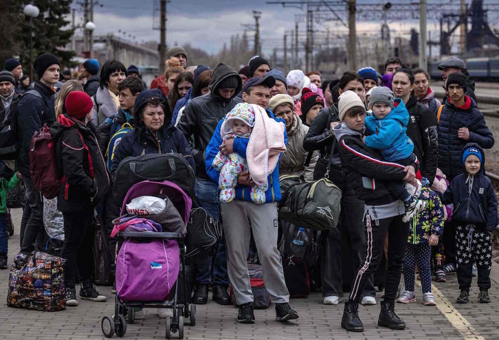 Ucranianos, en la estación de Kramatorsk, a la espera de un tren para abandonar su región.