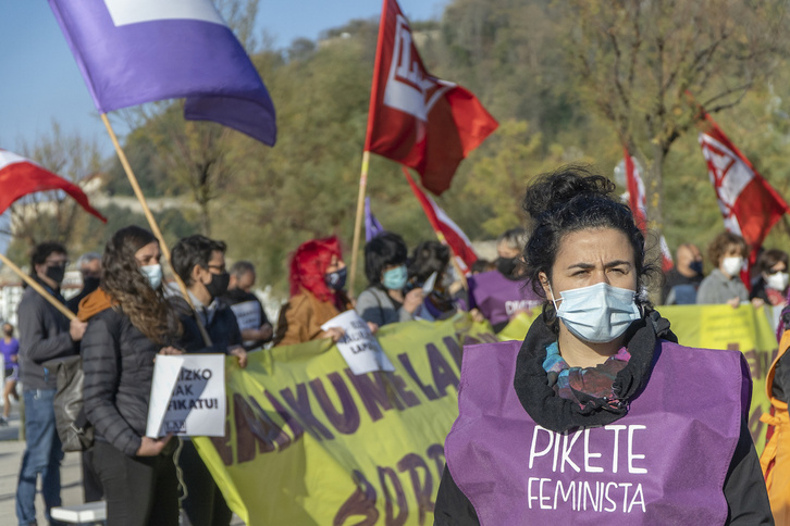 Concentración del sindicato LAB en Donostia con motivo del día contra la violencia machista.