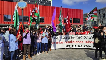 Satse, ELA, LAB, CCOO, UGT y ESK han reinaugurado en Bilbo la Plaza del personal sanitario y la han renombrado como la Plaza del personal olvidado de Osakidetza.