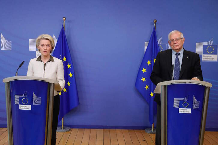 Ursula von der Leyen y Josep Borrell comparecen en Bruselas, en una imagen de archivo.