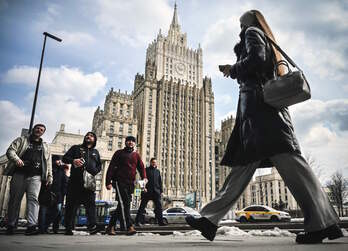 Moscovitas pasan por delante de la sede del Ministerio ruso de Exteriores.