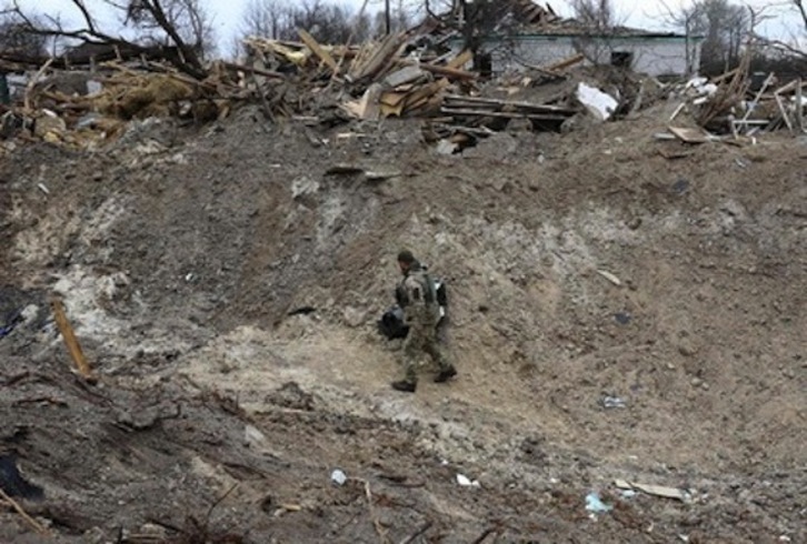 Un militar ucraniano examina un cráter causado por un ataque con misiles rusos en una localidad ubicada en el norte de la región de Kiev, el pasado 28 de marzo.