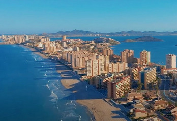 La Manga, enclave turístico levantado en el brazo de tierra que separa el Mar Menor y el Mediterráneo.