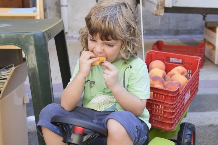 Save the Children ha alertado de que solo el 40% de los niños entre 4 y 14 años de la CAV consume frutas y verduras a diario.