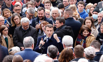 Emmanuel Macron interviene en un mitin en Spezet.