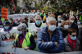 Pensionistas vascos y del resto del Estado, esta mañana ante el Congreso.