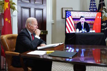 El presidente de EEUU, Joe Biden, en la conversación con su homólogo chino, Xi Jinping, el mes pasado.