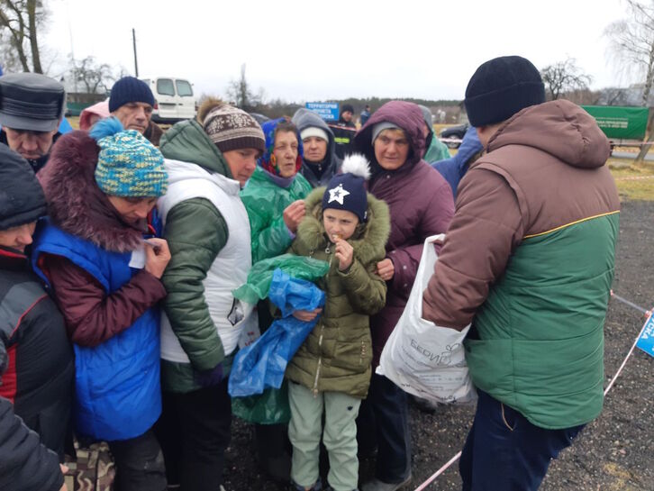 Personas refugiadas reciben asistencia tras cruzar a territorio bielorruso. 