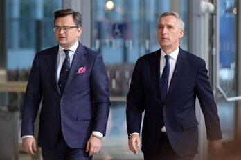 El ministro ucraniano de Exteriores, Dmytro Kuleba, y el secretario general de la OTAN, Jens Stoltenberg, en Bruselas.