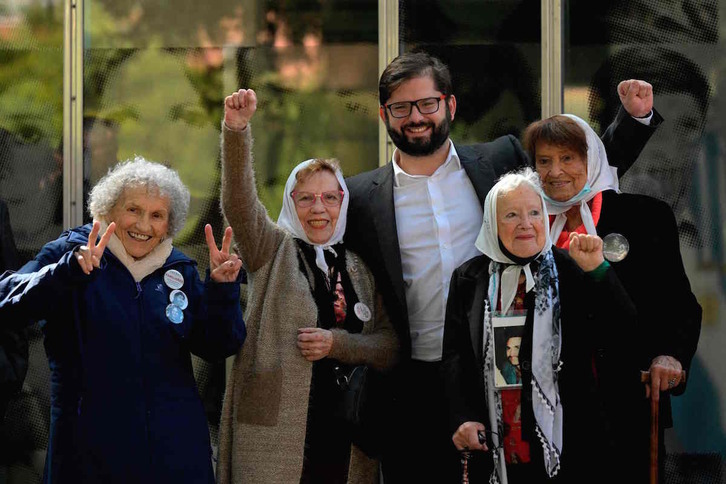 El presidente chileno, Gabriel Boric, junto a Lita Boitano, Familiares de Desaparecidos y Detenidos; la Abuela de Plaza de Mayo Buscarita Roa; y Nora Cortiñas y Taty Almeida,  Madres de Plaza de Mayo-Línea Fundadora.