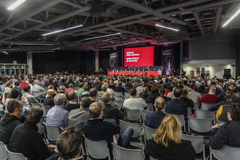 Asamblea del Athletic sobre la creación de una grada popular en San Mamés.