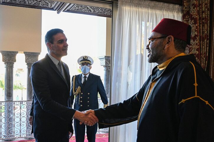 Pedro Sánchez, junto a Mohammed VI, en su visita a Marruecos.