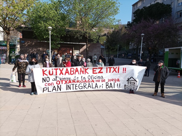 Manifestación en Otxarkoaga en contra del cierre de la oficina de Kutxabank.