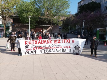 Manifestación en Otxarkoaga en contra del cierre de la oficina de Kutxabank