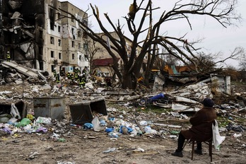 Una mujer espera a que los equipos de rescate encuentren a su hijo entre las ruinas de un edificio en la ciudad de Borodianka, al noroeste de Kiev, el 8 de abril.