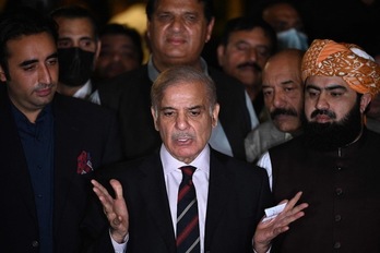 El líder de la oposición y candidato a primer ministro de Pakistán, Shahbaz Sharif, durante una conferencia de prensa en Islamabad.