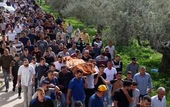 Funerales por Ghada Sabatin, palestino muerto a causa de disparos de soldados israelíes, en la aldea de Husan, cerca de Belén, este domingo.