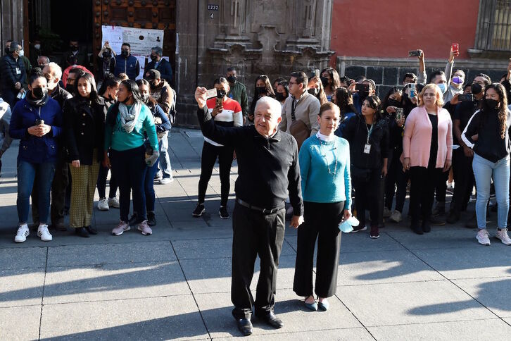 El presidente mexicano, Andrés Manuel López Obrador, y su esposa, Beatriz Gutiérrez, muestran sus credenciales de electores tras votar en la Ciudad de México.