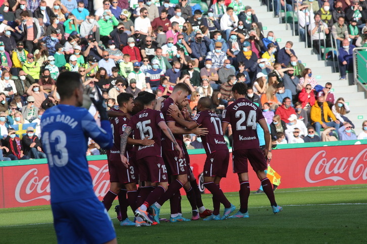 Los jugadores realistas celebran el gol de Sorloth ante la desesperación de Edgar Badía.
