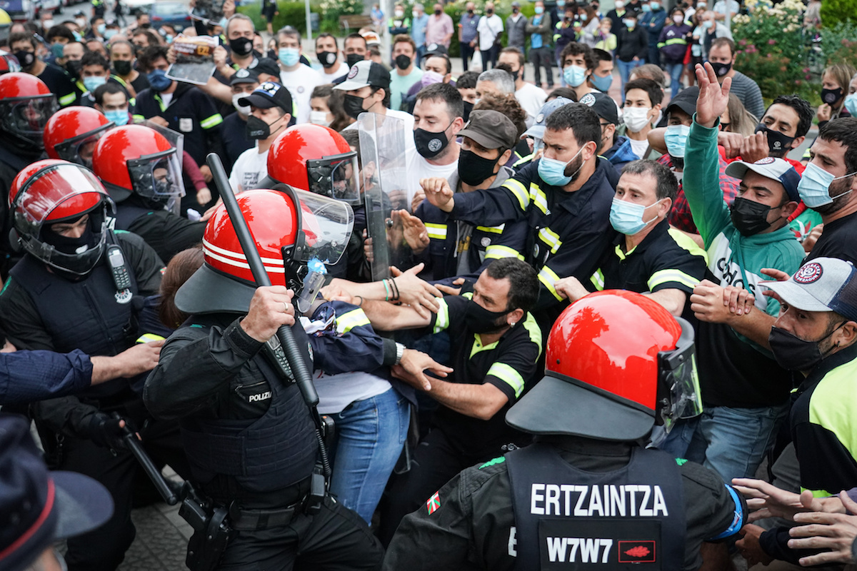 Golpes de la Ertzaintza contra los trabajadores de Tubacex en Amurrio. (Endika PORTILLO/FOKU)