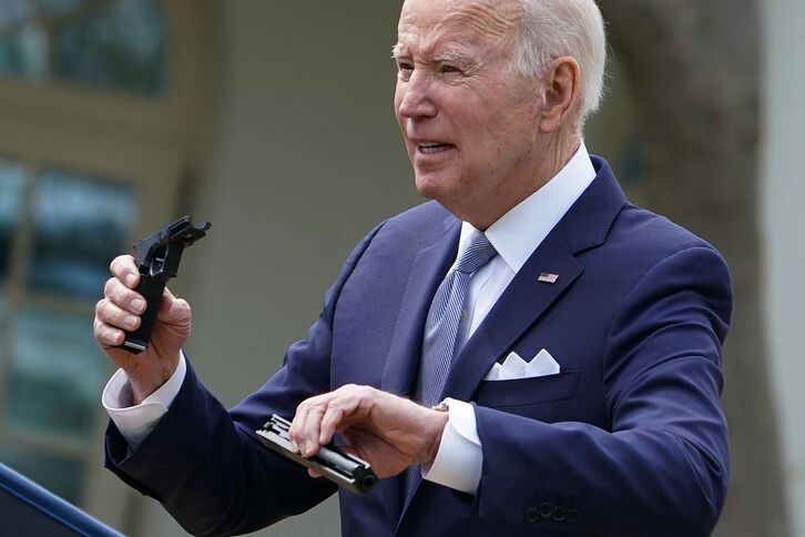 Biden hace una demostración de cómo se puede montar un arma «fantasma» en pocos minutos.