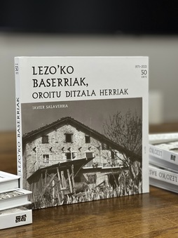 Duela 51 urte egindako Lezoko baserrien argazkiak biltzen dituen liburua.