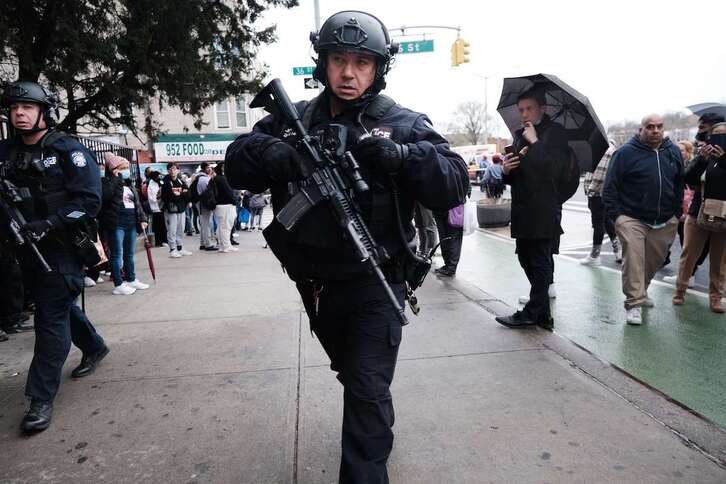 Policías se dirigen a la estación de metro donde ha tenido lugar el tiroteo, en Brooklyn.