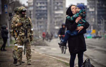 Un soldado ruso, en una calle de Mariupol, donde el Ejército ruso organizó el reparto de víveres a la población y donde aún se combate en algunas zonas. 