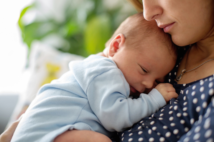 Una madre acuna a su bebé.