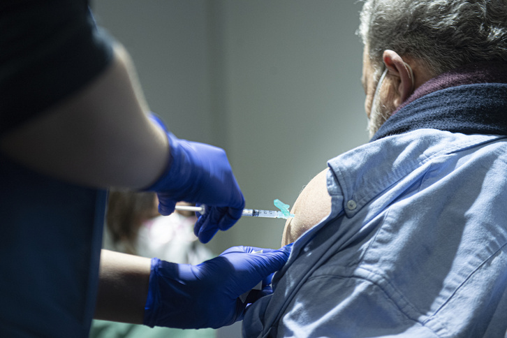 Un hombre recibe la vacuna en Iruñea. 