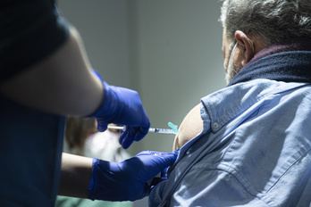 Un hombre recibe la vacuna en Iruña. 